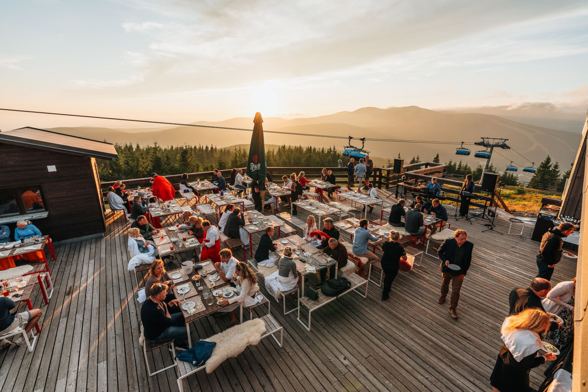 Horská večeře v oblacích