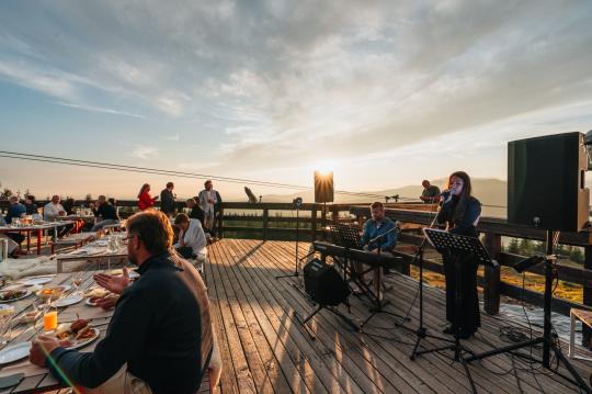 Horská večeře v oblacích