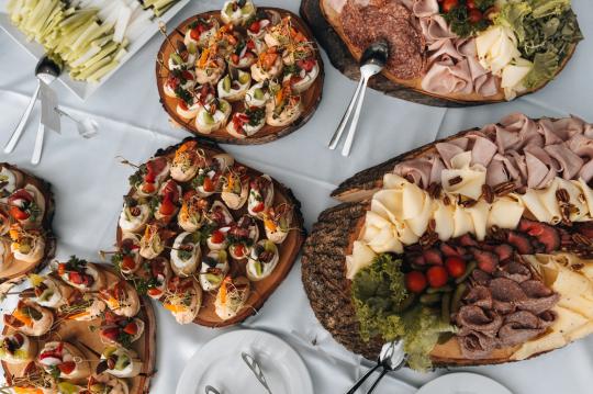 Hegyi vacsora a felhők felett