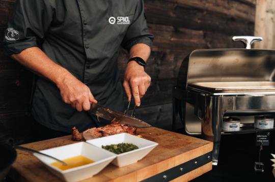 Hegyi vacsora a felhők felett