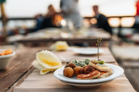 Hegyi vacsora a felhők felett
