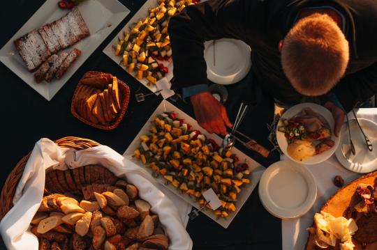 Hegyi vacsora a felhők felett