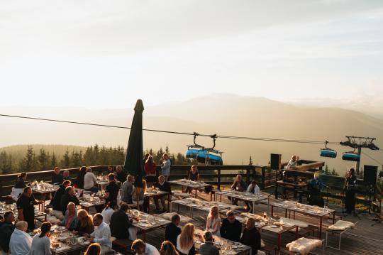 Hegyi vacsora a felhők felett