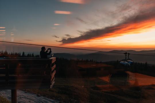 Horská večeře v oblacích