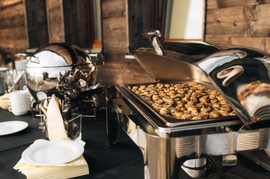 Horská večeře v oblacích