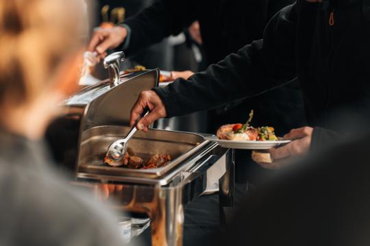 Horská večeře v oblacích