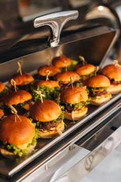 Horská večeře v oblacích