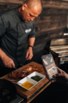 Horská večeře v oblacích