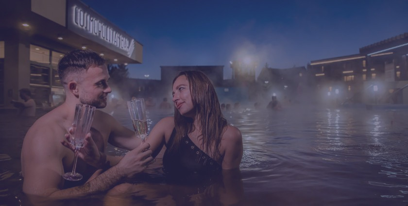 Wieczorne kąpiele w termach z drinkiem i relaksem pod gwiazdami.